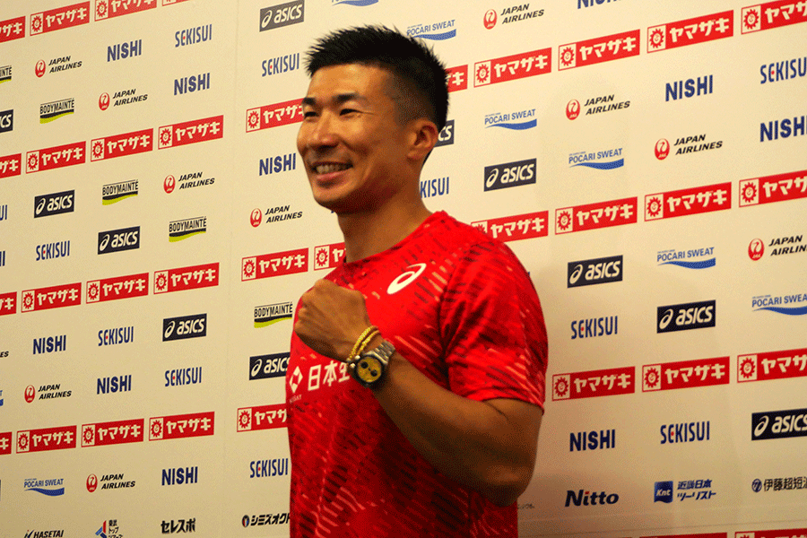 日本選手権の前日会見に登壇し、笑顔の桐生祥秀【写真:編集部】