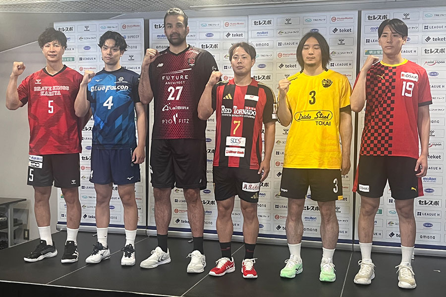 リーグHプレーオフ前日会見に出席したジークスター東京の玉川裕康主将(左から3人目)ら出場男子6チームの選手たち【写真:編集部】
