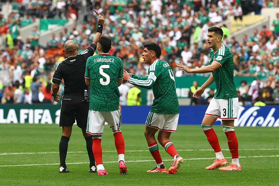 後半アディショナルタイムにメキシコDFセサル・モンテスにもレッドカードが提示された【写真:ロイター】
