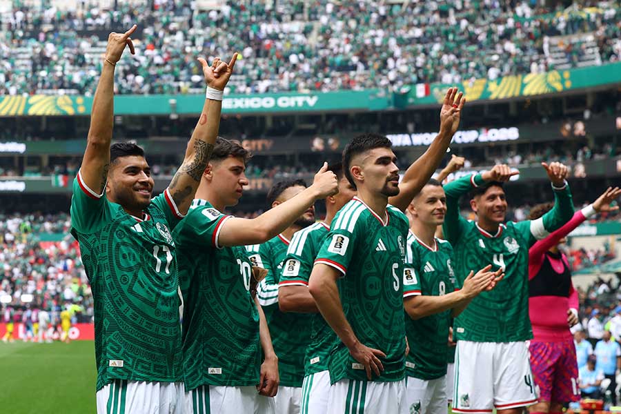 W杯開幕戦の国際中継に映った超大物が話題に【写真:ロイター】