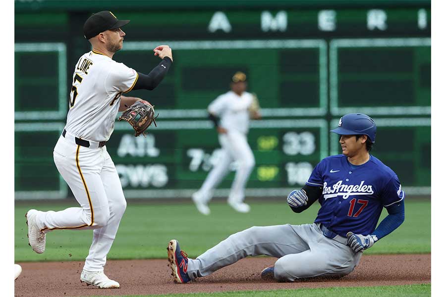 敵地パイレーツ戦に出場したドジャースの大谷翔平（右）【写真：ロイター】