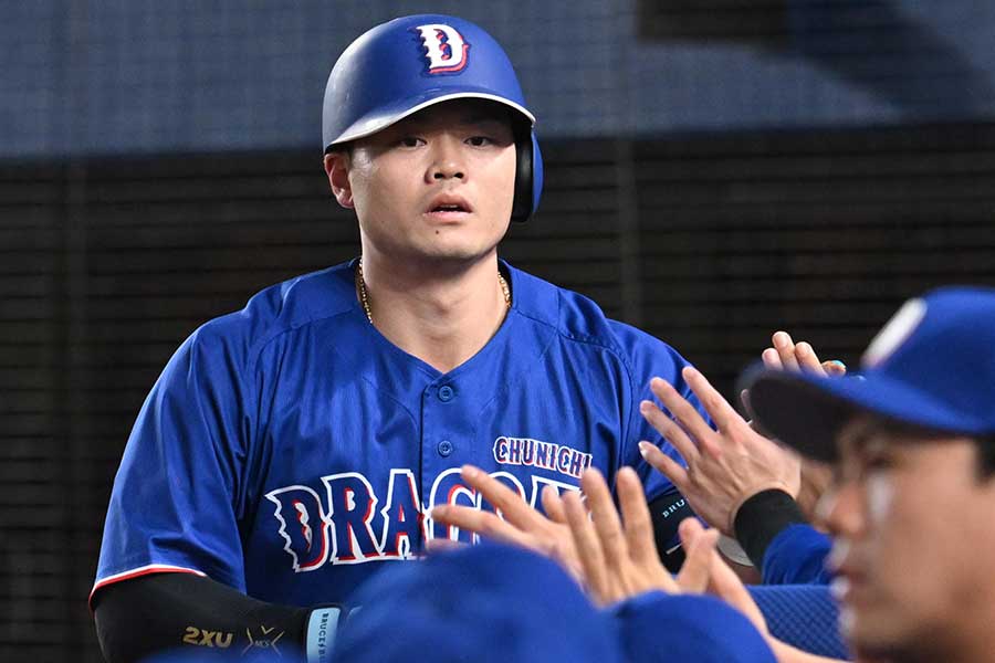 8号ソロを放った細川成也【写真:産経新聞社】