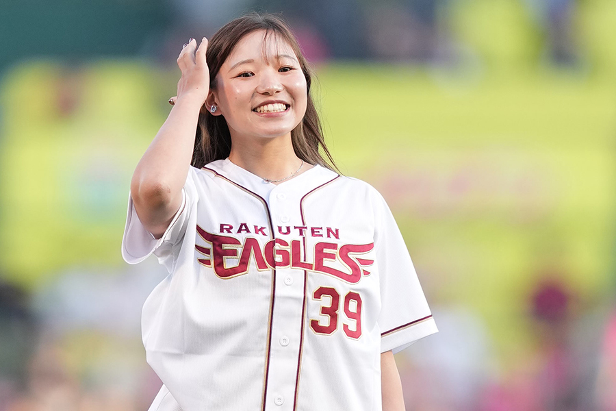 楽天―巨人戦で始球式に登場した小林美駒【写真：産経新聞社】