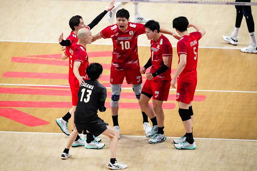 ポーランドと対戦した日本代表【写真:Volleyball World提供】