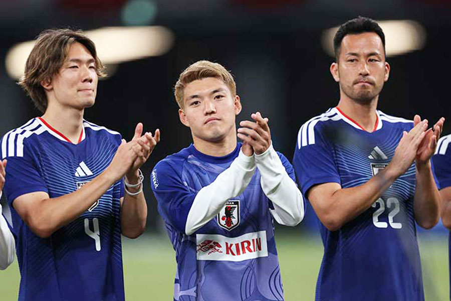 サッカー日本代表のMF堂安律(中央)【写真:ロイター】
