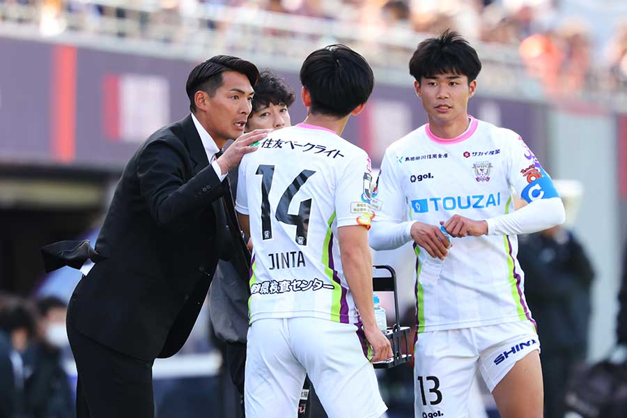 槙野智章監督(左)【写真:長田洋平/アフロスポーツ】