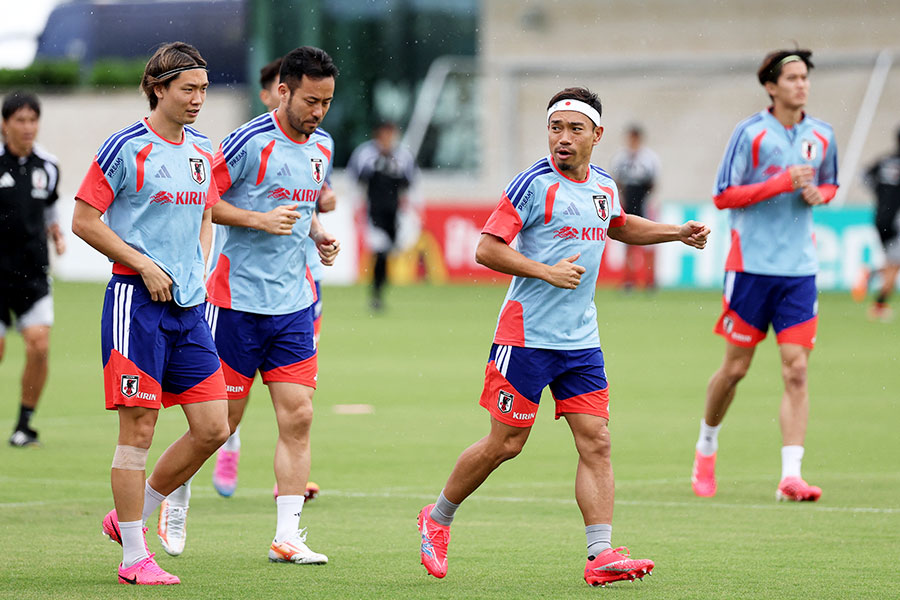 サッカー日本代表の板倉滉、吉田麻也、長友佑都(左から)【写真:ロイター】