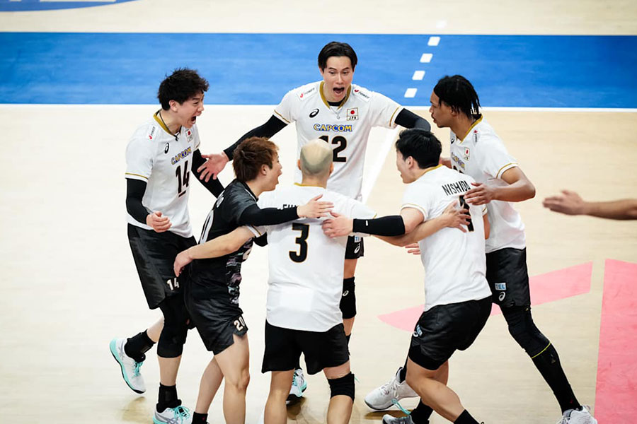 中国に勝利したバレー日本代表【写真：Volleyball World提供】