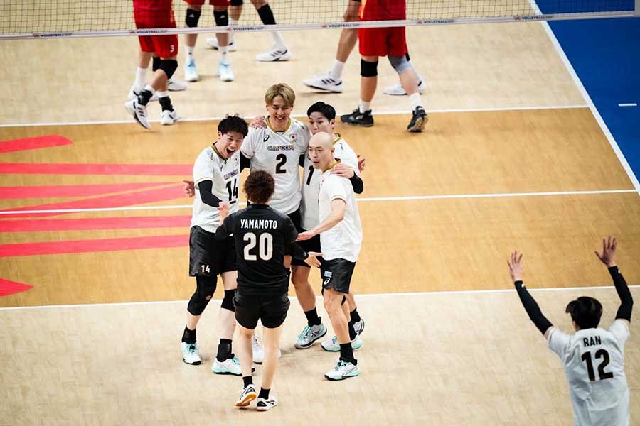 中国に勝利した日本代表【写真提供:Volleyball World】