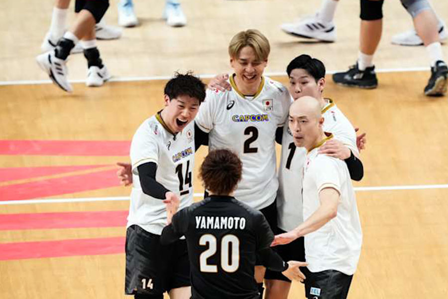 中国と対戦したバレー日本代表【写真:Volleyball World提供】