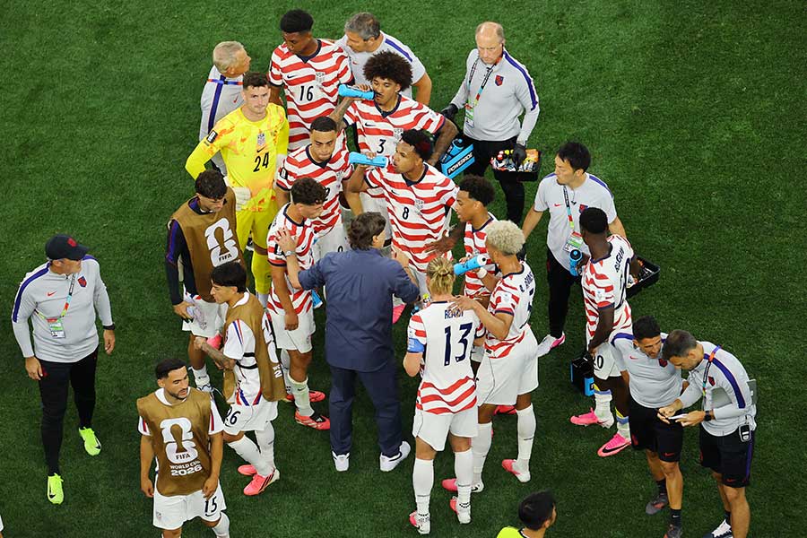 ハイドレーションブレイクを過ごす米国代表【写真:ロイター】