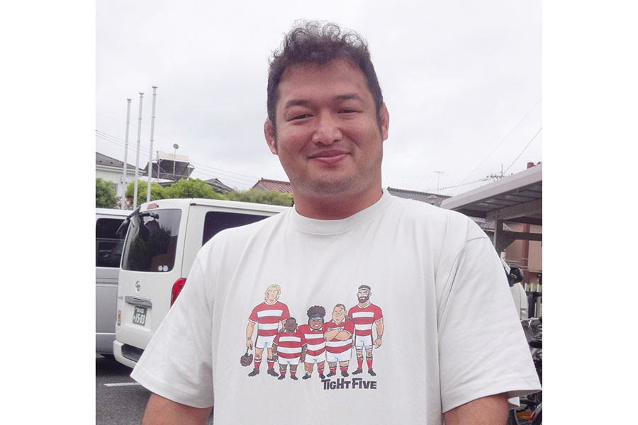 自身が立ち上げたアパレルブランド「Scrum Time」のTシャツを着た垣永【写真：吉田宏】