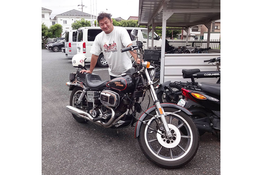カッキーモータサイクルクラブの発端となった愛車のハーレーと垣永【写真：吉田宏】