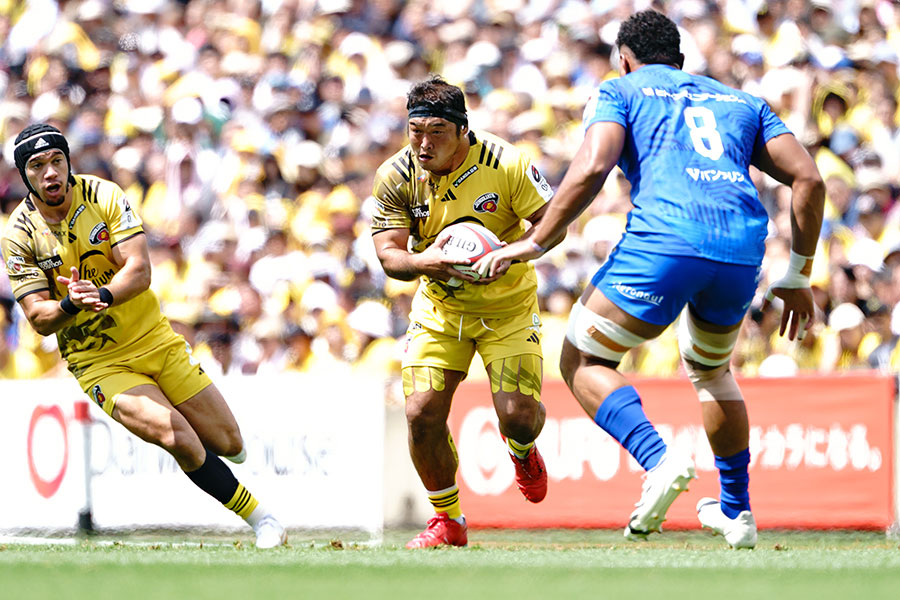 事実上の引退試合となったリーグワンプレーオフ3位決定戦でボールを運ぶ垣永真之介【写真:アフロ】