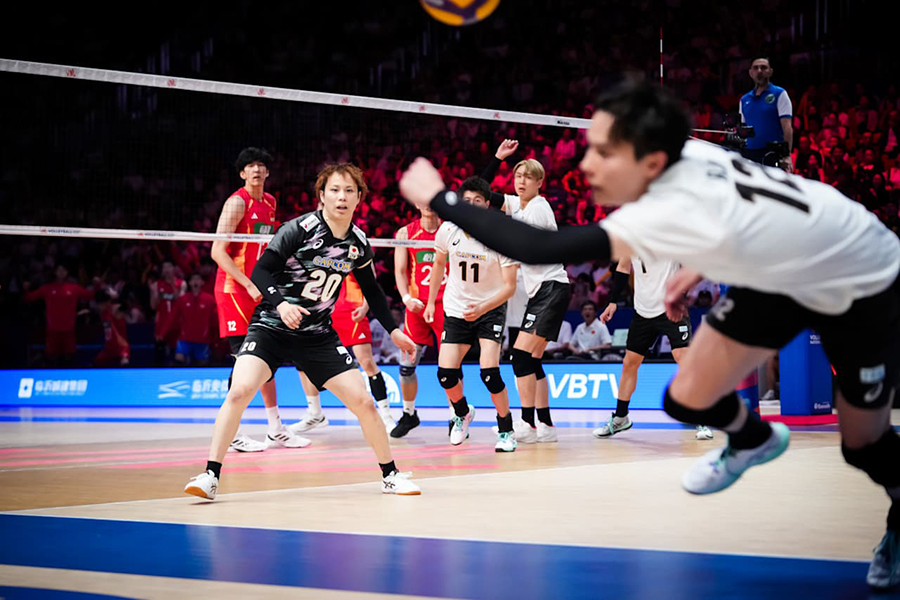 バレーボール男子日本代表のリベロ山本智大（左）【写真：Volleyball World提供】