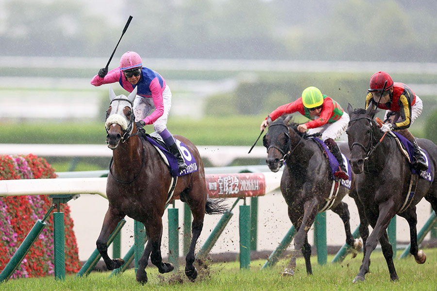 G1・宝塚記念を制したメイショウタバル(左)【写真:産経新聞社】