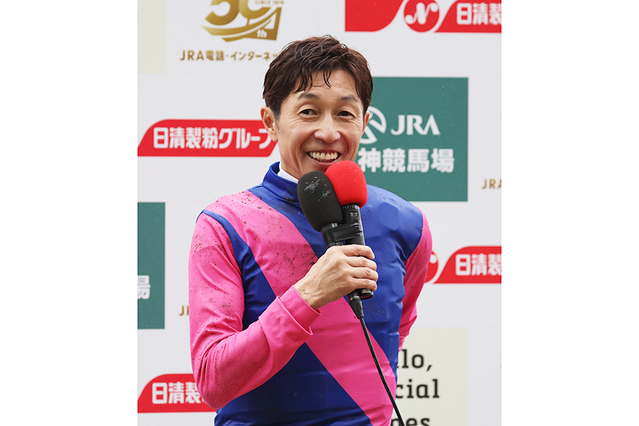 2週連続の勝利で、G1の史上最年長勝利をさらに更新した武豊騎手【写真:産経新聞社】