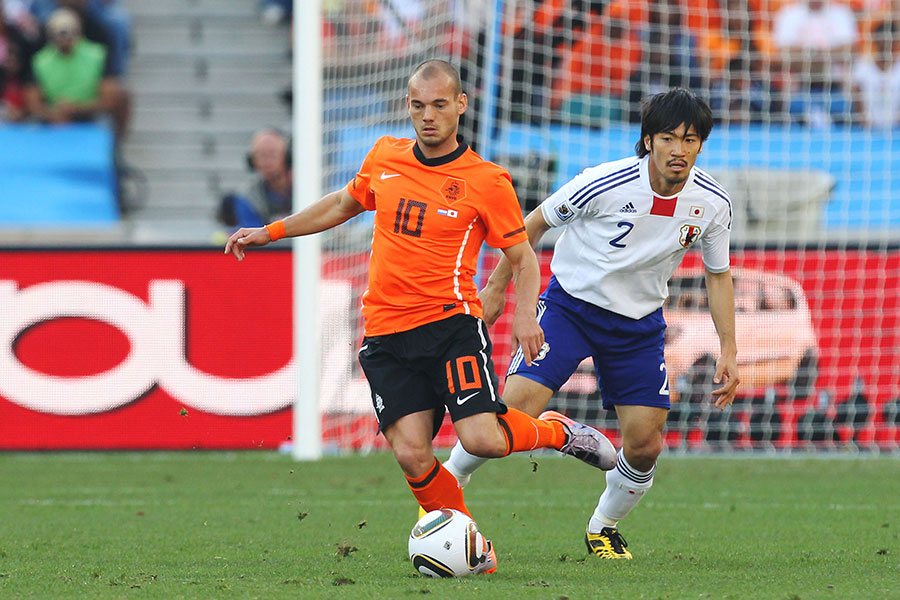 2010年の南アフリカ大会で日本戦に出場したオランダのウェズレイ・スナイデル氏(左)【写真:YUTAKA/アフロスポーツ】
