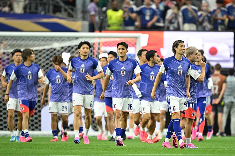 W杯初戦に挑むサッカー日本代表【写真：ロイター】