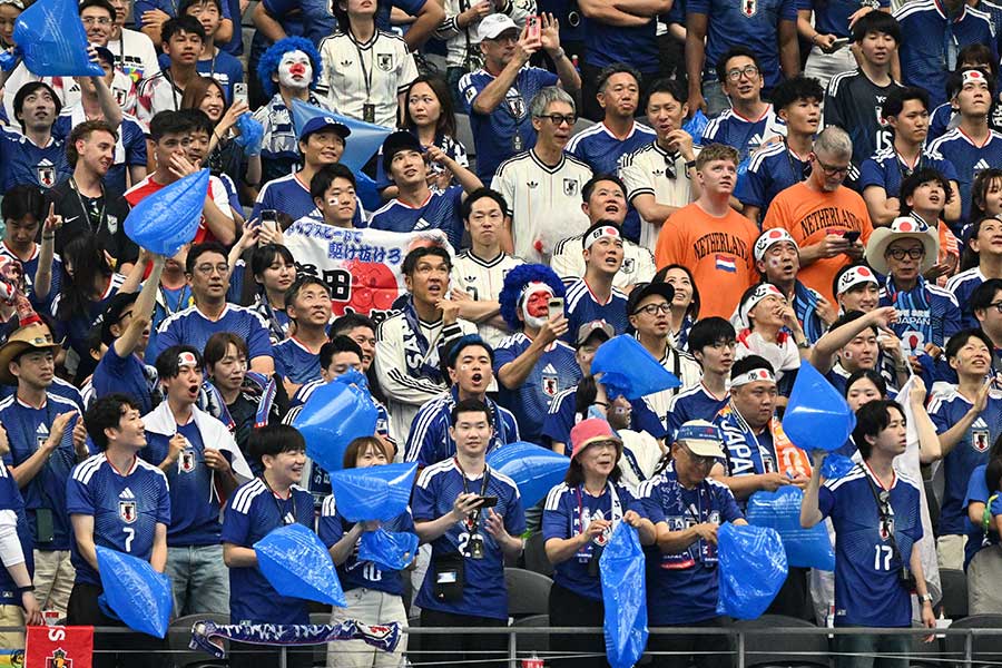 W杯オランダ戦で声援を送る日本のサポーター【写真：ロイター】