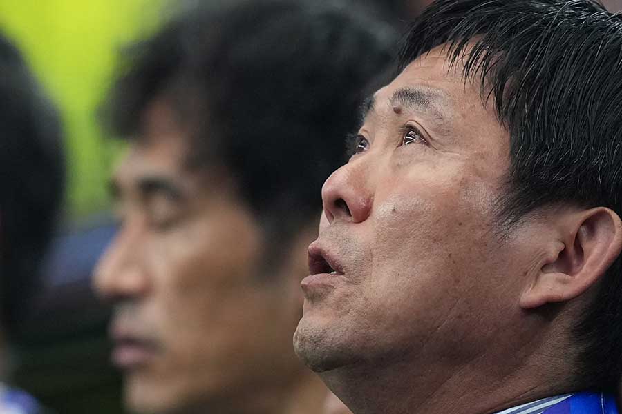 オランダ戦前の国歌演奏で目に涙を浮かべる森保一監督【写真:AP/アフロ】
