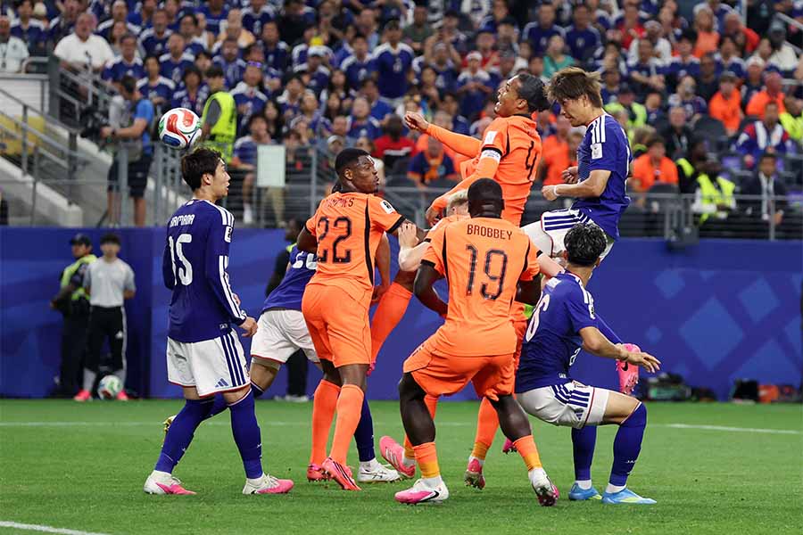 オランダ戦で2-2同点に追いつく”ダブルヘッド弾”の瞬間【写真:ロイター】