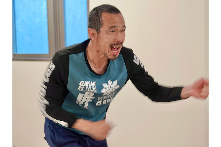 日本の得点に写真がブレるほど興奮する久保【写真:清水孝司】