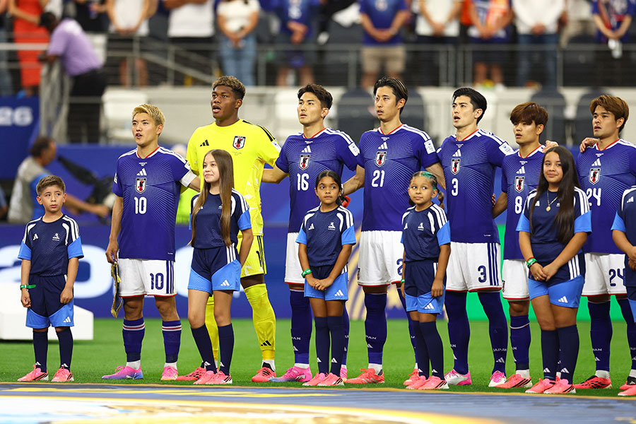 国歌斉唱をするサッカー日本代表【写真:ロイター】