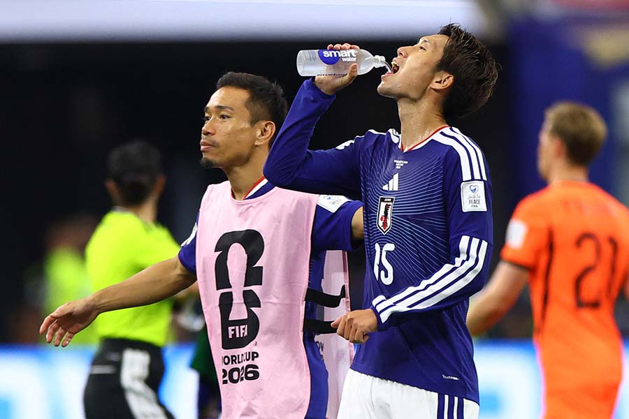 W杯5大会連続出場の長友佑都(左)【写真:ロイター】