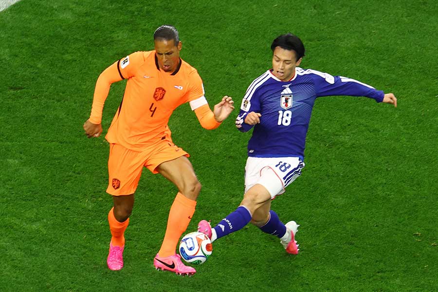 オランダ戦に先発出場した上田綺世(右)【写真:ロイター】