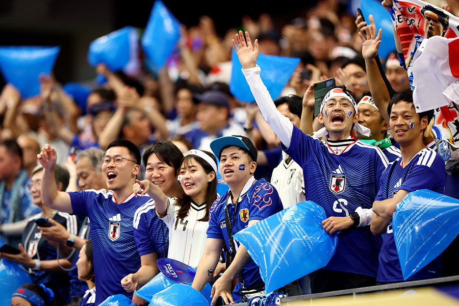 現地を訪れたサッカー日本代表のサポーター【写真：ロイター】