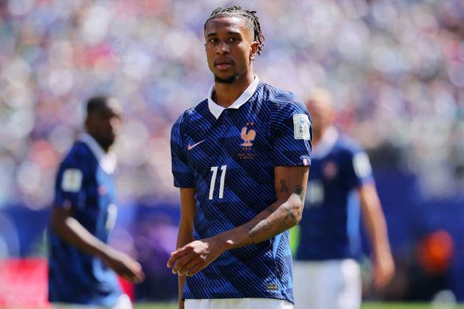 サッカーW杯で衝撃 パス一発で3人の間を…フランス戦の1枚が「敵に