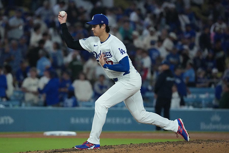 今日の試合後に、マウンドを確認するドジャースの大谷翔平【写真:ロイター】