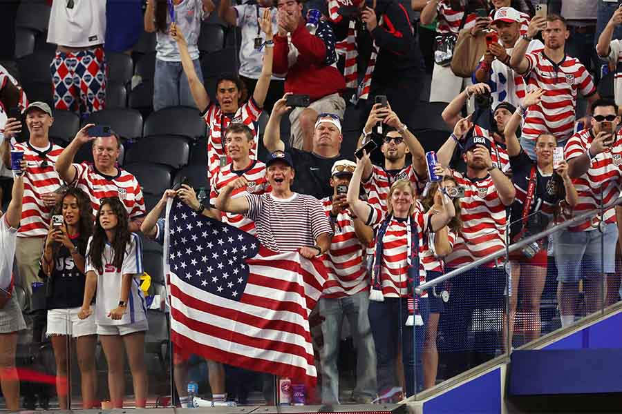 米国のW杯初戦で女性サポーターがSNSで話題に【写真:ロイター】
