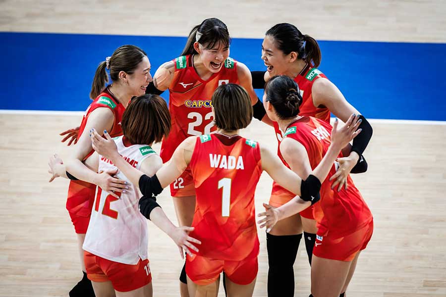 セルビアと対戦したバレー日本代表【写真：Volleyball World提供】