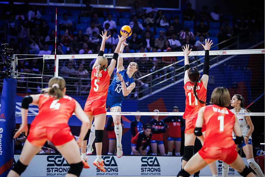 セルビアと対戦したバレーボール女子日本代表(手前)【写真:Volleyball World提供】