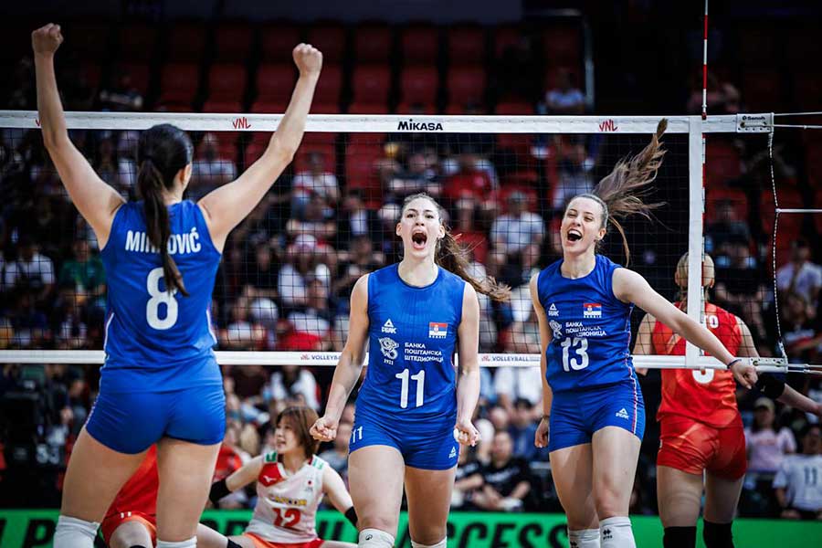 日本と対戦したセルビア代表【写真:Volleyball World提供】