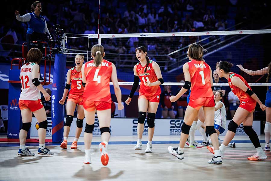 セルビア戦に勝利したバレー女子日本代表【写真:Volleyball World提供】
