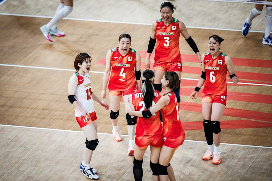 セルビアと対戦したバレー日本代表【写真：Volleyball World提供】