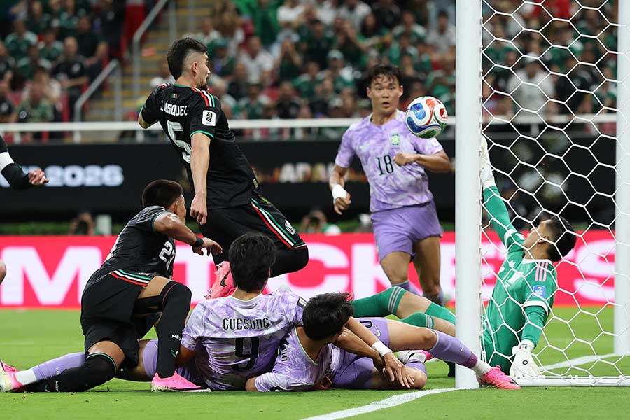 韓国戦でGKラウル・ランヘルがスーパーセーブ【写真:ロイター】
