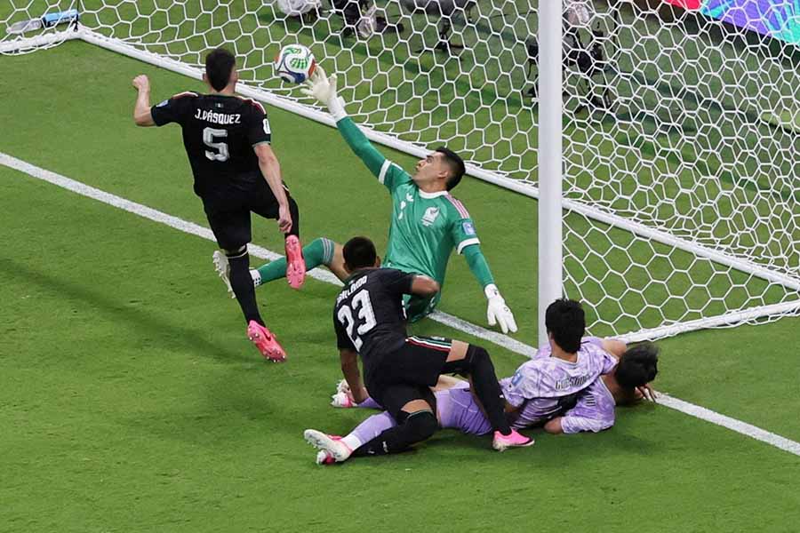 韓国戦でGKラウル・ランヘルがスーパーセーブ【写真:ロイター】