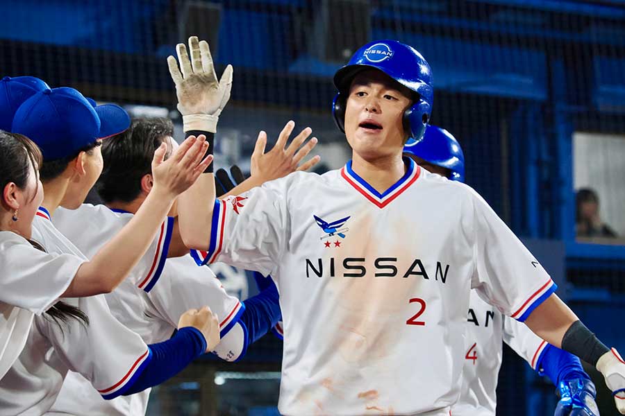 東芝戦の9回、本塁打を打ち生還した石飛【写真：羽鳥慶太】