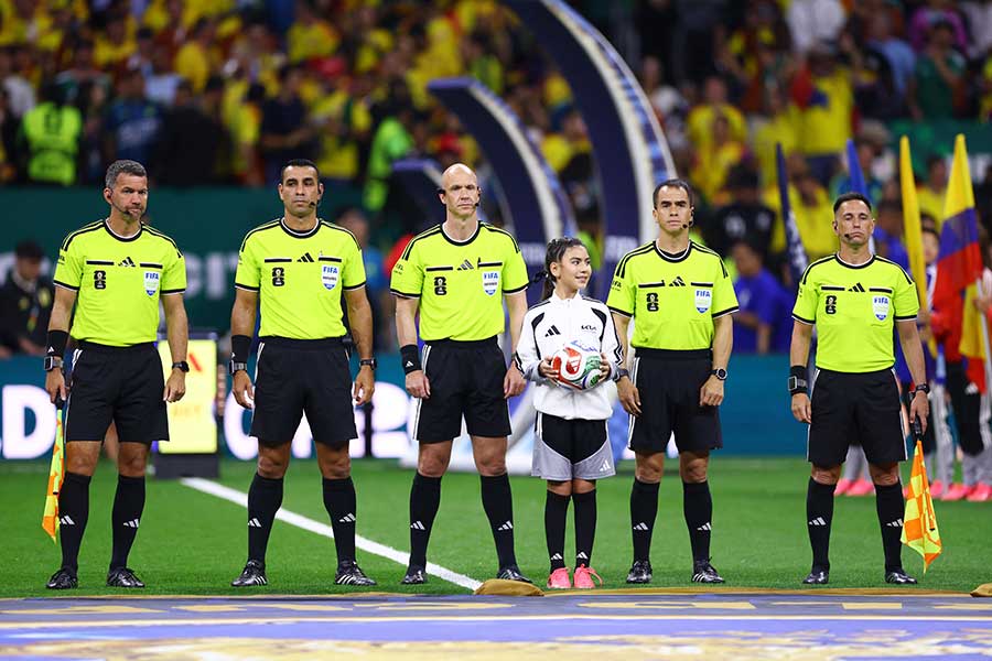 W杯で審判のユニホームに入ったロゴが話題【写真:ロイター】