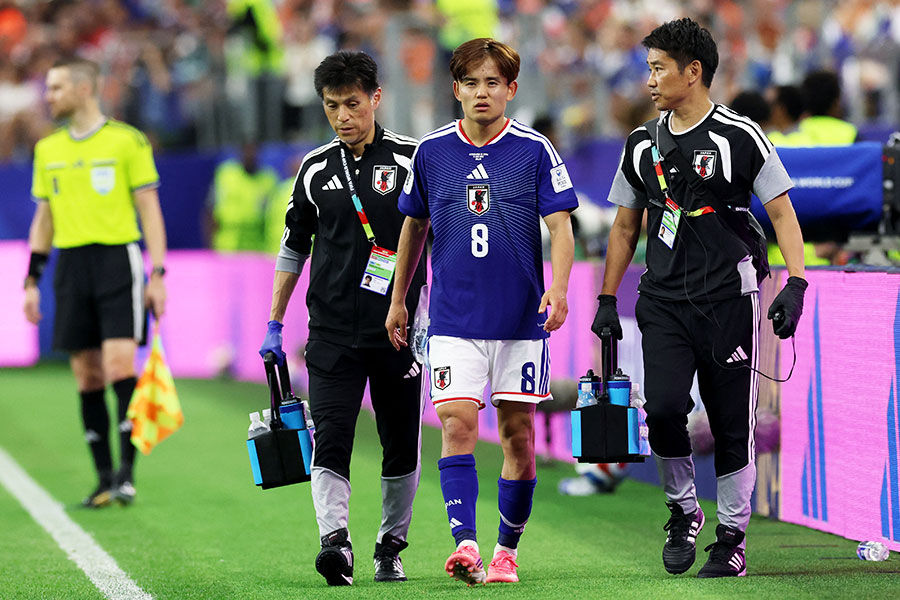 オランダ戦で負傷交代した日本代表の久保建英(右から2人目)【写真:ロイター】