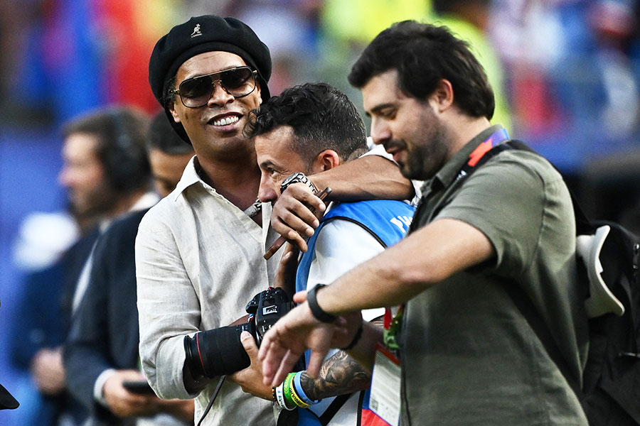 ブラジル代表の試合を観戦したロナウジーニョ氏（左）【写真：ロイター】