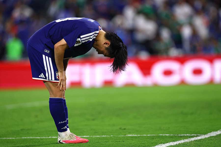 試合後、サポーターにお辞儀する上田綺世【写真:ロイター】