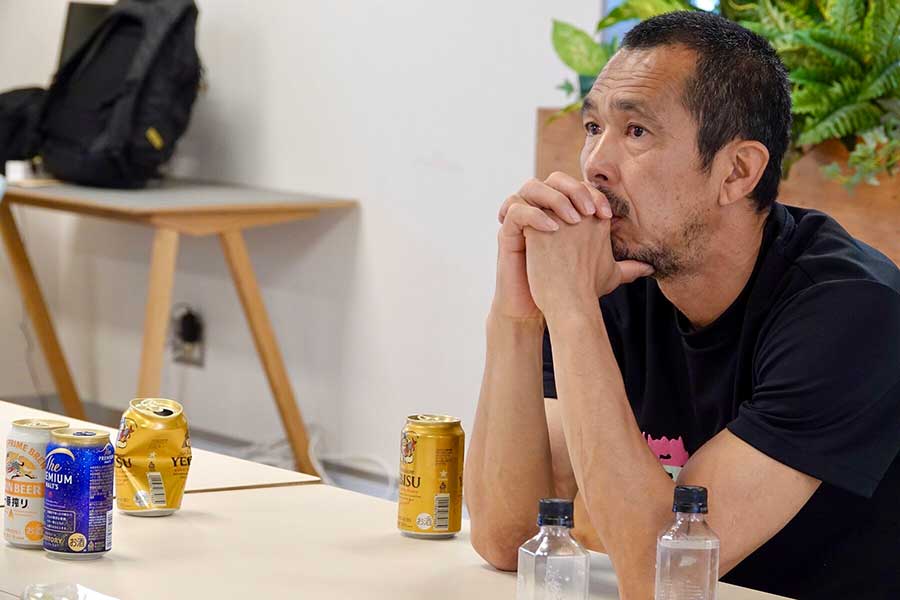 エビス350mlの缶を空け、2本目を飲みながら日本戦を見守るドラゴン【写真：須河千晶】