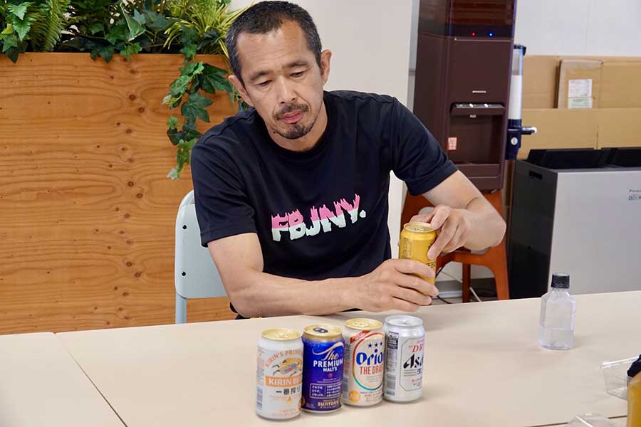 並んだ缶ビールからドラゴンが選んだのは…エビス350mlだった【写真:須河千晶】