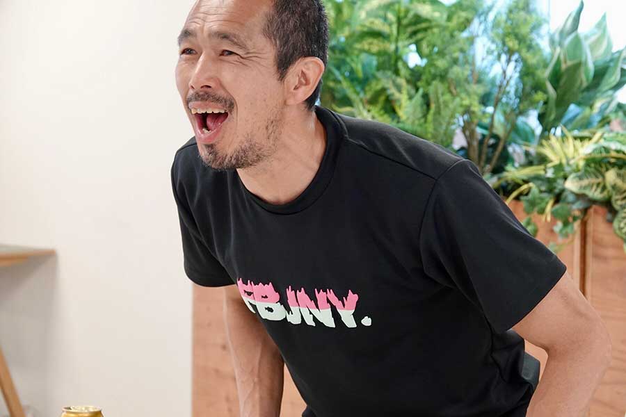 鎌田の先制弾に立ち上がり、思わず画角から飛び出すドラゴン【写真:須河千晶】