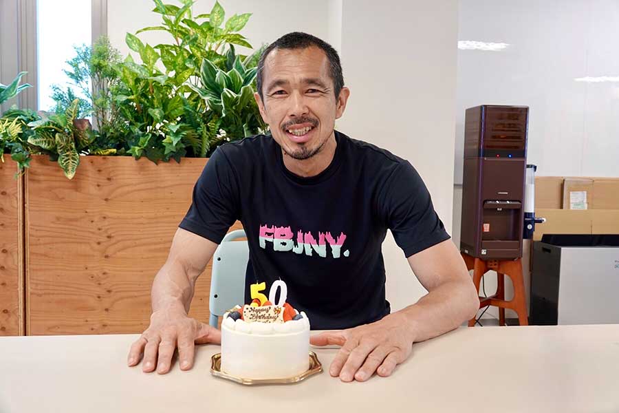 ドラゴン、50歳――誕生日ケーキを前に、この笑顔である【写真:須河千晶】